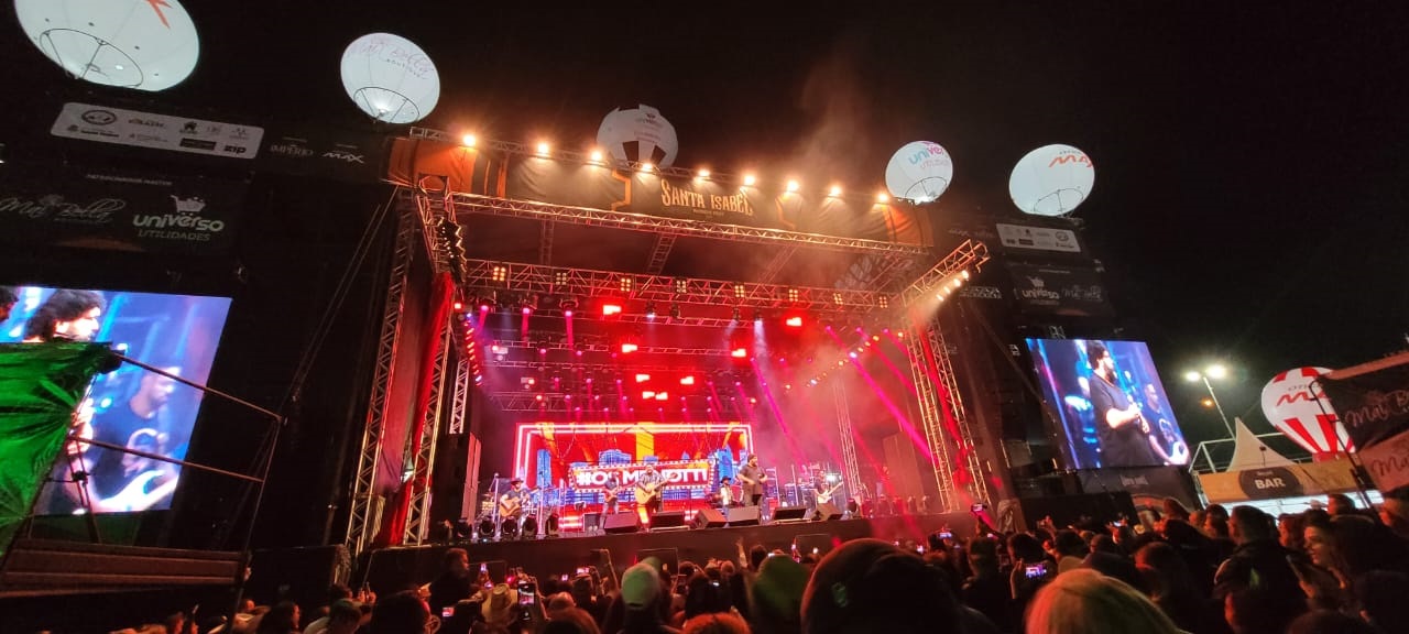 César Menotti e Fabiano encerram os festejos do Santa Isabel Rodeio