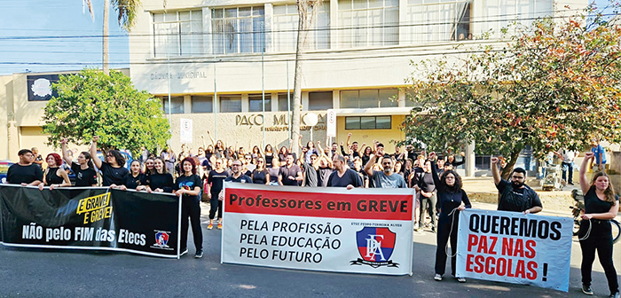 Pais de alunos dão aula e furam greve de professores em escola de SP