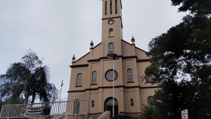 A Igreja Matriz de Santa Isabel está localizada na Rua Diogo Batista Nunes, no Centro. Foto: Gustavo Vaquiani.