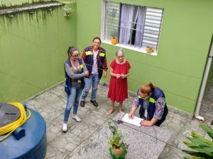 Equipes do mutirão Xô Dengue na casa de Maria de Lourdes. Foto: Divulgação PMSI.