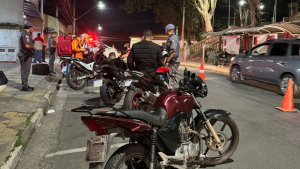 Agentes da Polícia em frente à Igreja Matriz, na Avenida Manoel Ferraz de Campos Salles. Foto: Divulgação PM.