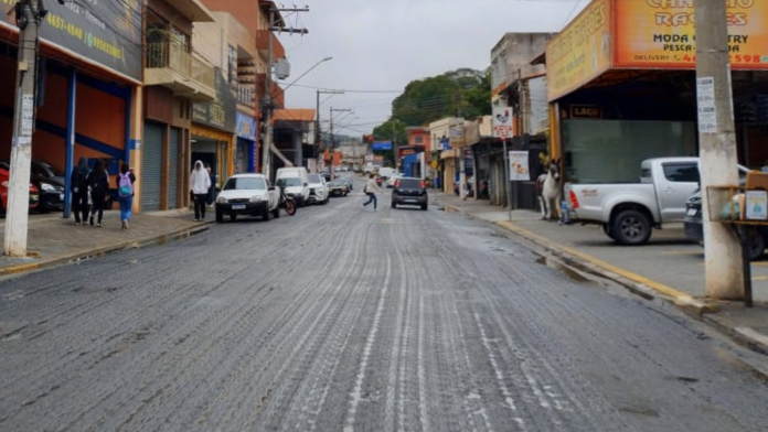 Obras de recapeamento interditam temporariamente a Rua Vereador Sebastião Claudiano durante a noite.