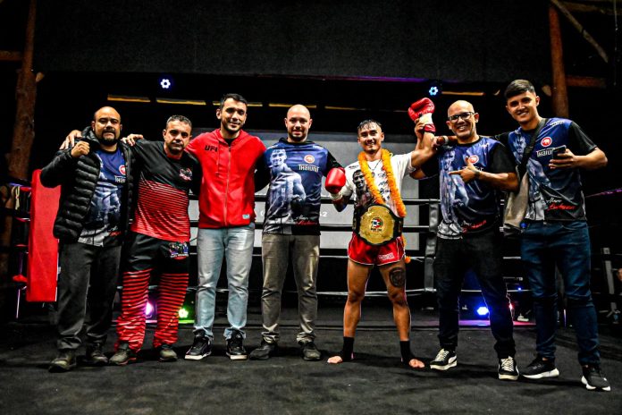 Álvaro 'Looksuan' Anderson e sua equipe após conquista do cinturão de Muay Thai.