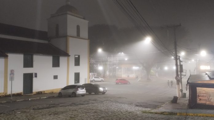 Praça da Bandeira durante a passagem da maior onda de frio intenso do ano no Brasil, em 10 de agosto de 2024. Foto: Gustavo Vaquiani.