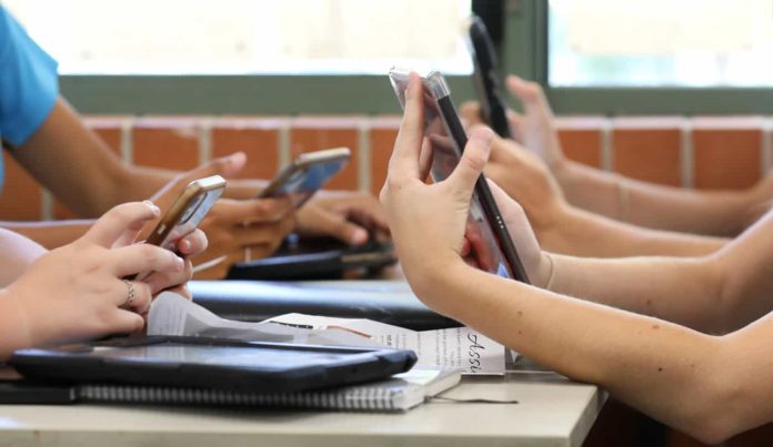 Oito em cada 10 adultos defendem a proibição de celulares em escolas