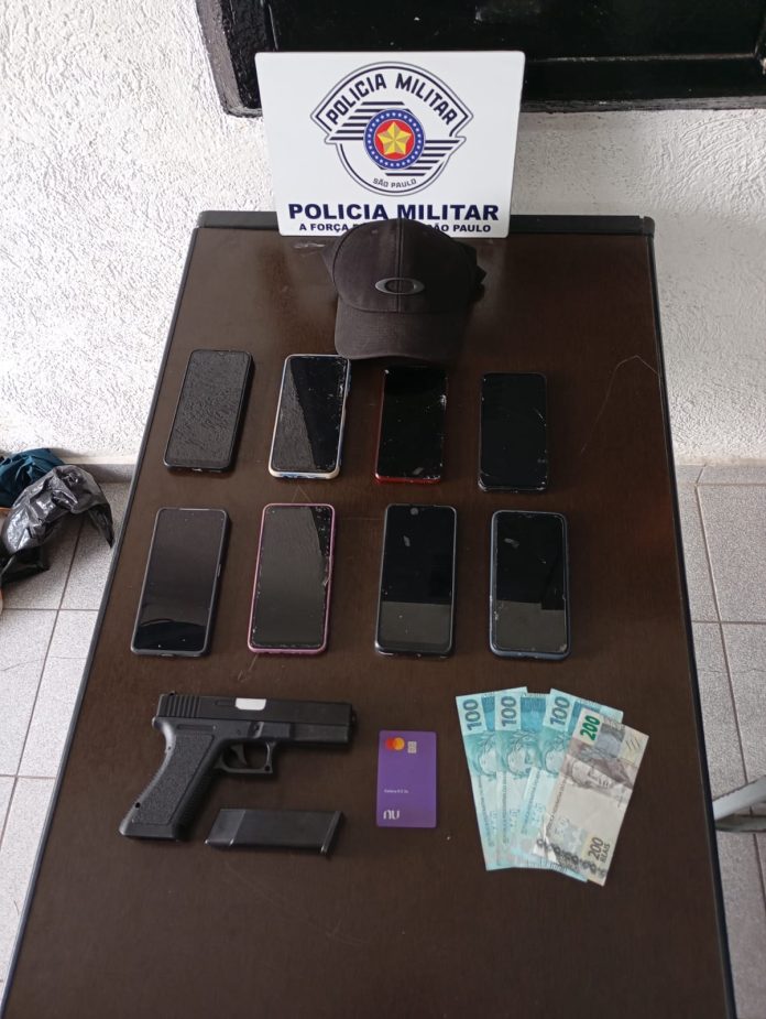 Foto: Divulgação PM // Entre os itens encontrados estão um simulacro, dinheiro em espécie e oito celulares.