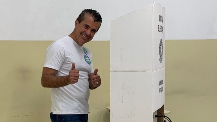 Carlos Chinchila (Podemos) se reelegeu com margem expressiva de votos, 16 mil, representando 54% da população. Foto: Reprodução.