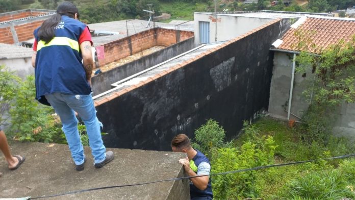 Equipe técnica da Vigilância esteve no endereço à procura dos proprietários do terreno, porém, não havia ninguém no local. Foto: Reprodução.