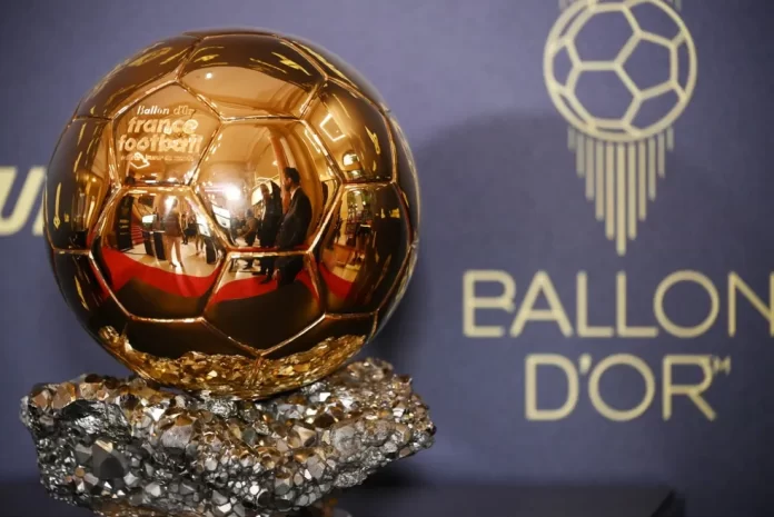 Troféu bola de ouro é o auge de todo jogador que a tem em mãos