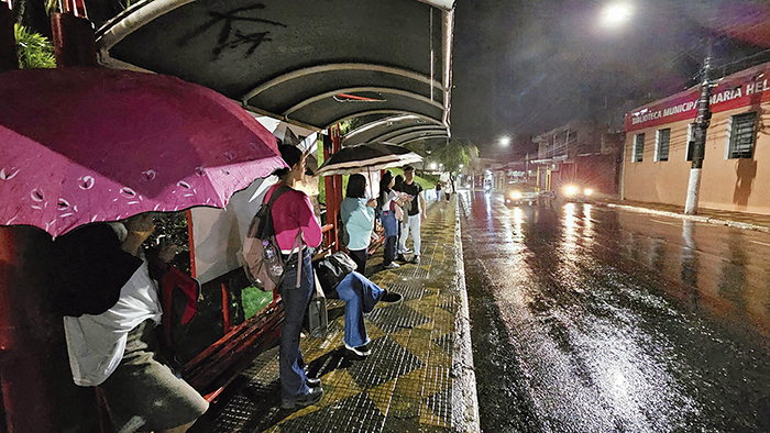 Moradores alertam para precariedade de pontos de ônibus