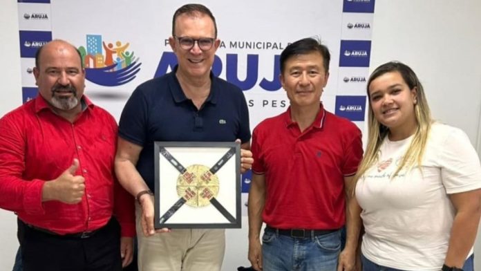 Na foto, mestre Rameda, Prefeito Luis Camargo, Presidente da Liga Nacional de Taekwondo, Yeo Jin Kim, e a atleta e praticante da modalidade, Bianca Sanches. Foto: Divulgação/PMA.